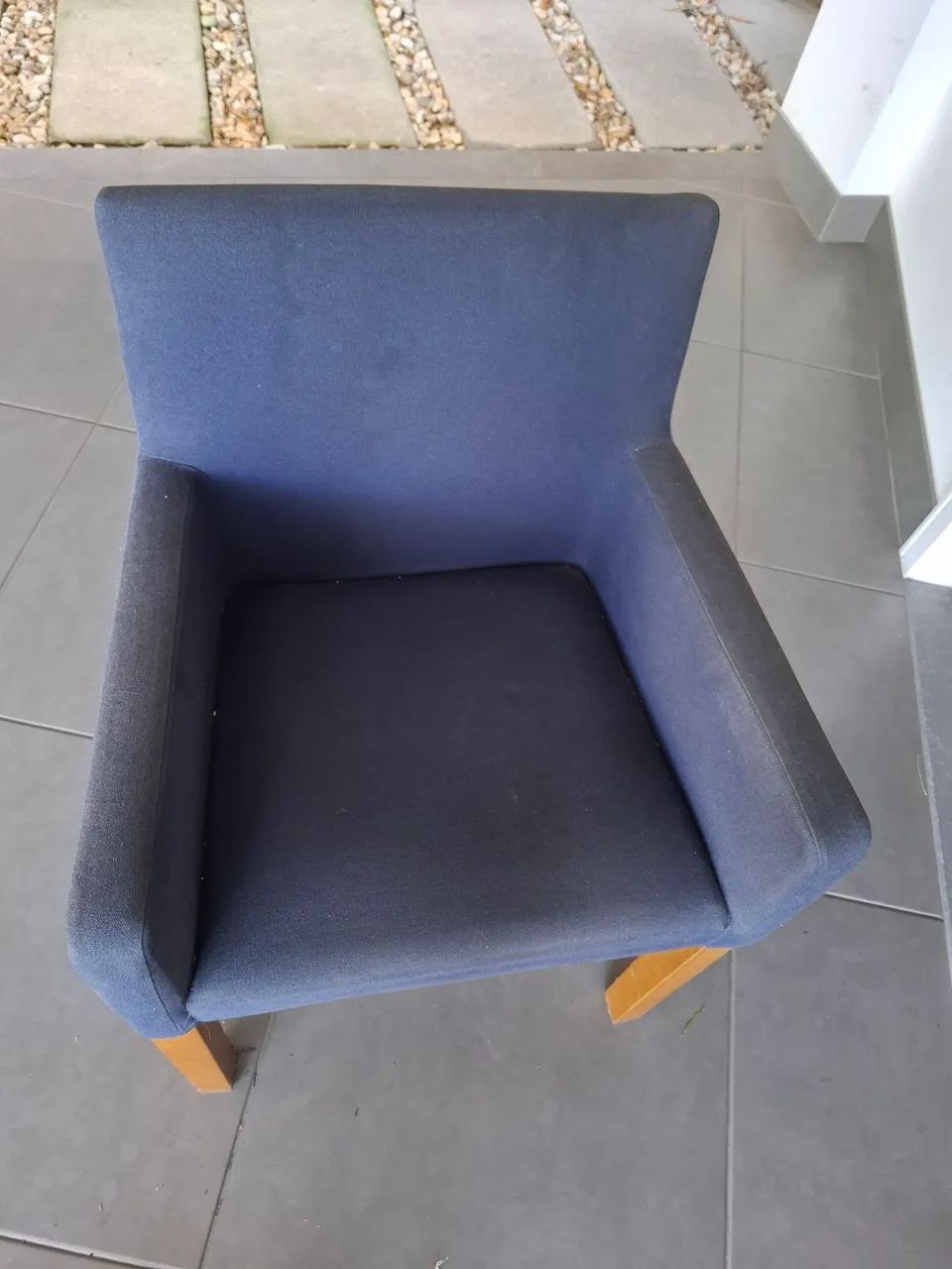 Poltrona confortável e elegante, está sem defeito só o tecido desbotado. - Foto 2
