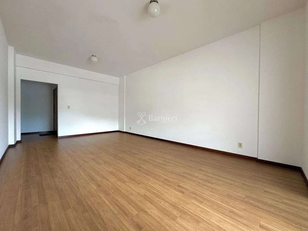 Apartamento amplo com 3 quartos sendo 2 suítes para Locação no Centro de Blumenau/SC - Foto 4