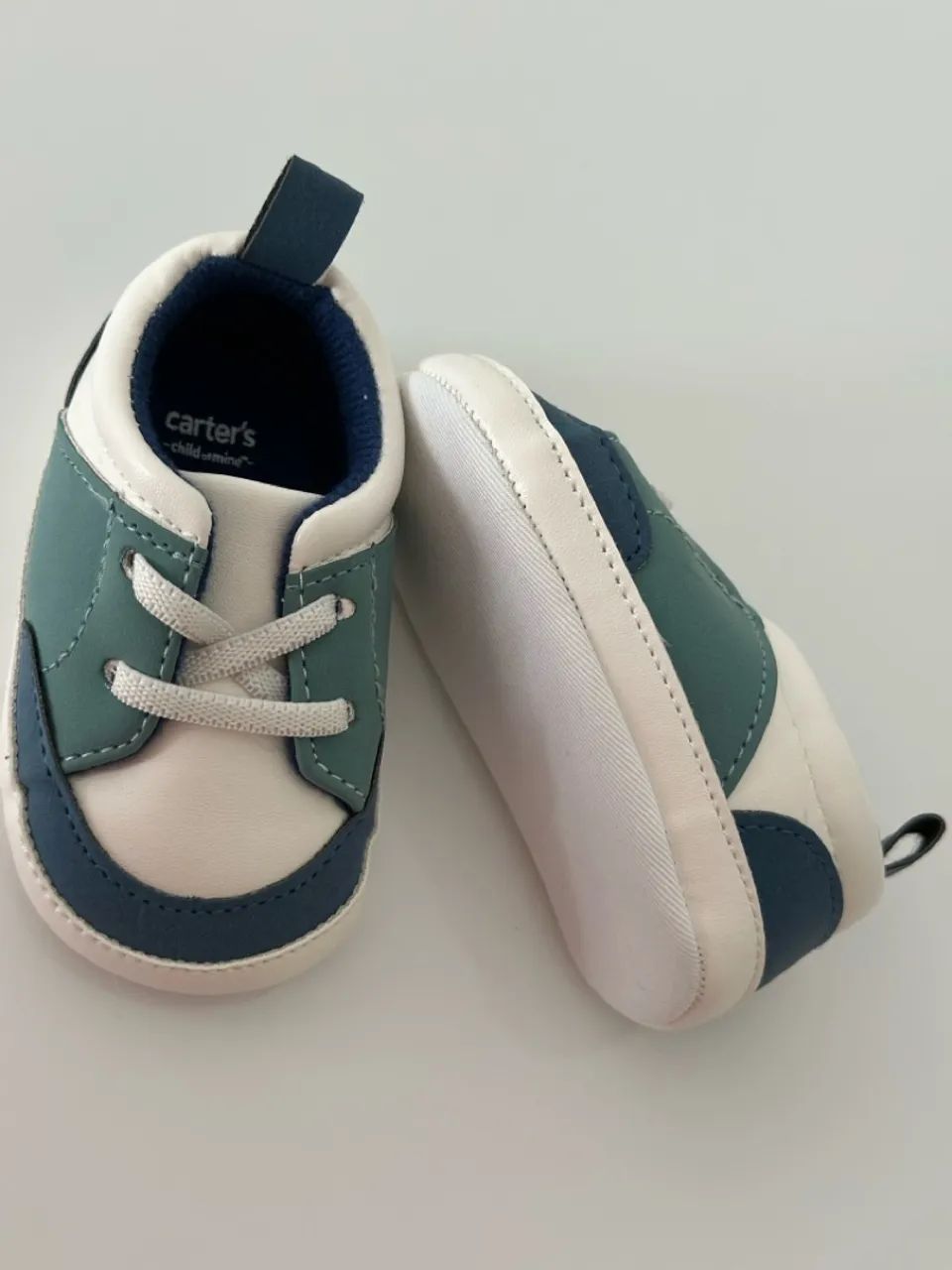 Vendo sapato bebê Carter?s verde e branco cadarço