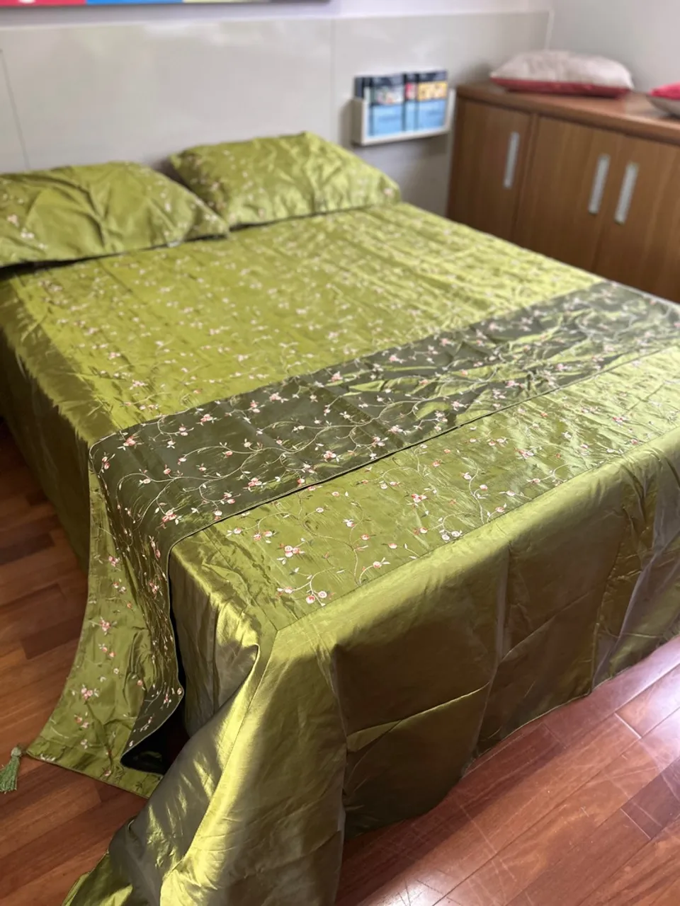 Colcha Verde Importada da India. Elegante com Detalhes Bordados