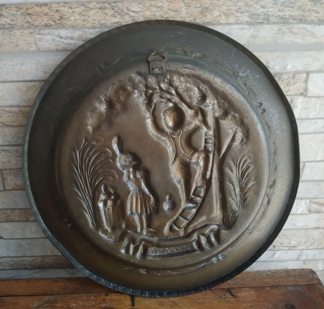 Prato Antigo em Metal com Cena em Relevo - Foto 3