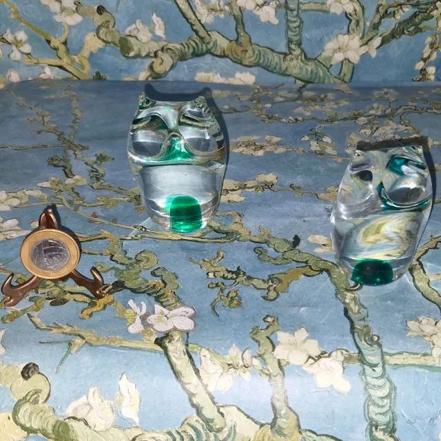 Conjunto de antigas esculturas de cristal incolor e verde de duas corujas 8 e 7 cm altura.