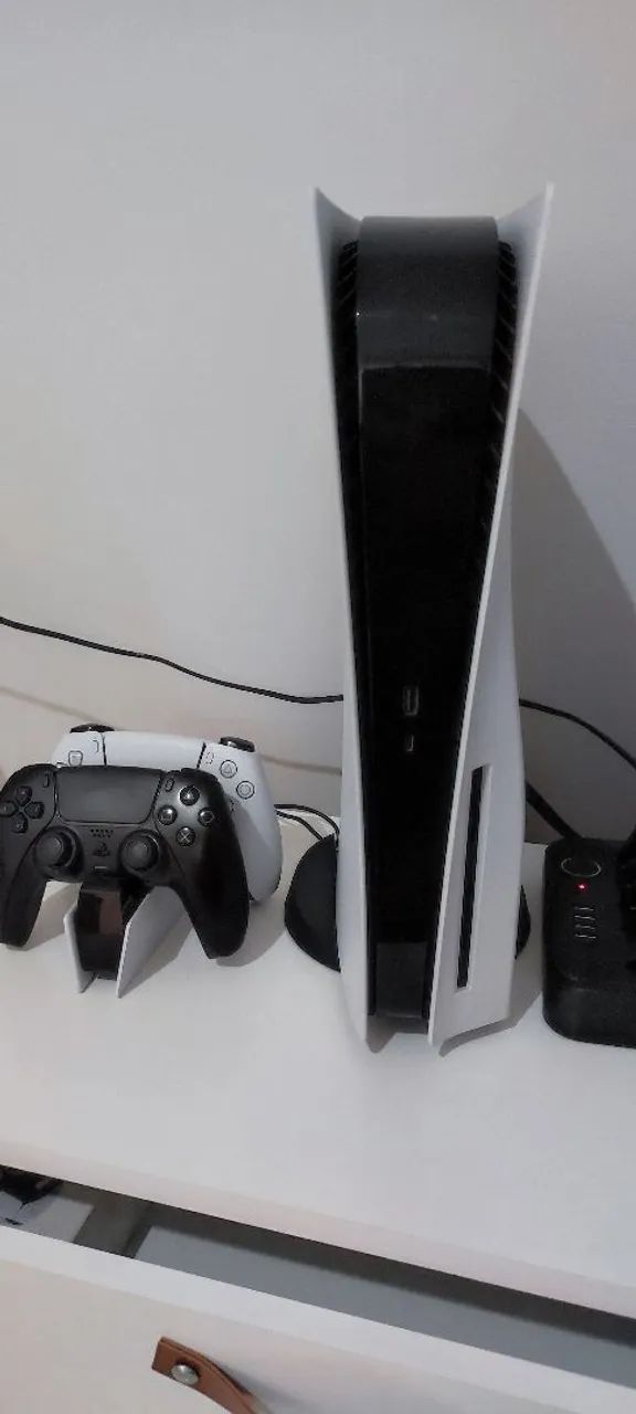 Playstation 5 (mídia física) + dois controles - Foto 2