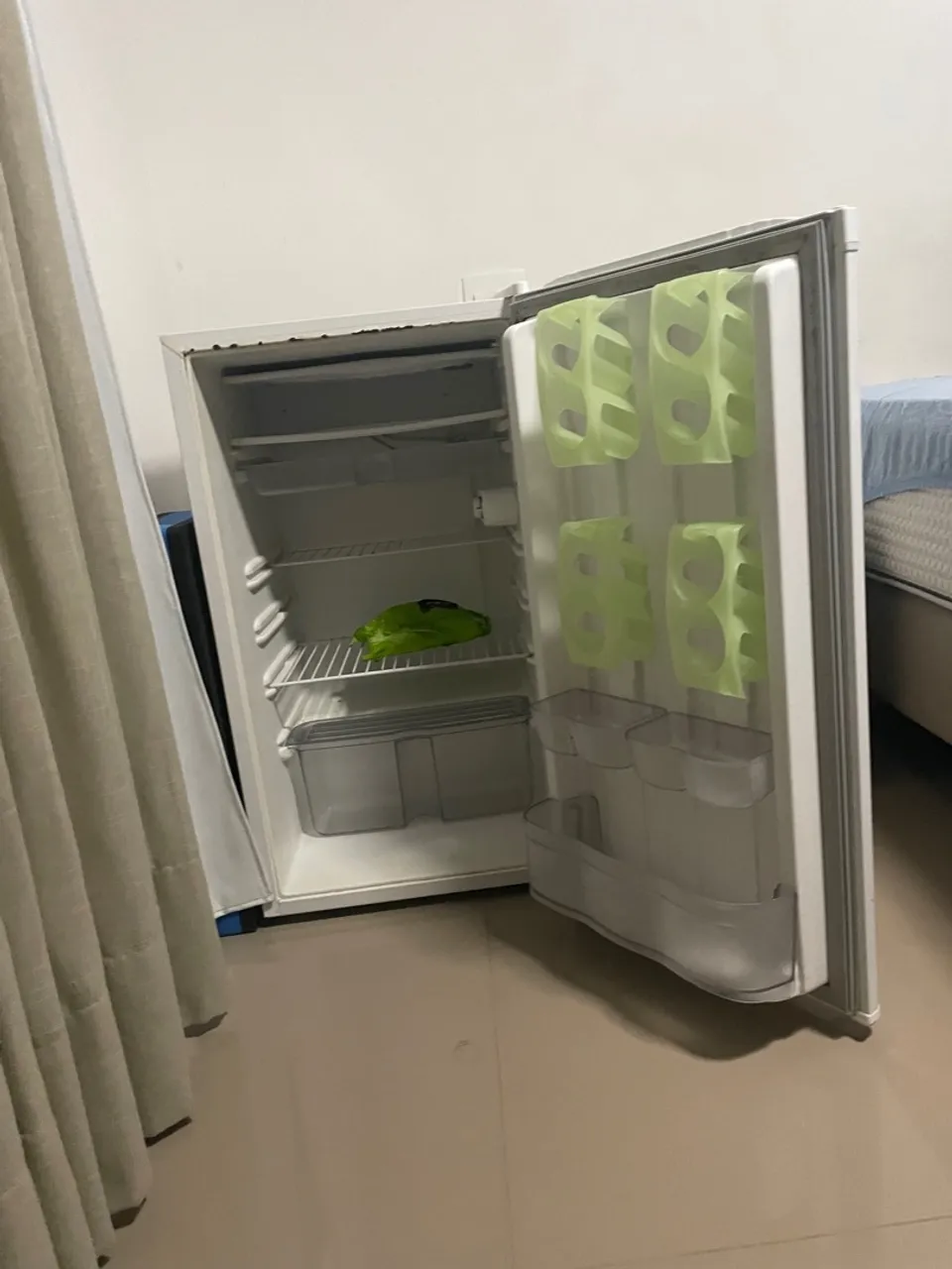 Frigobar compacto com porta-latas