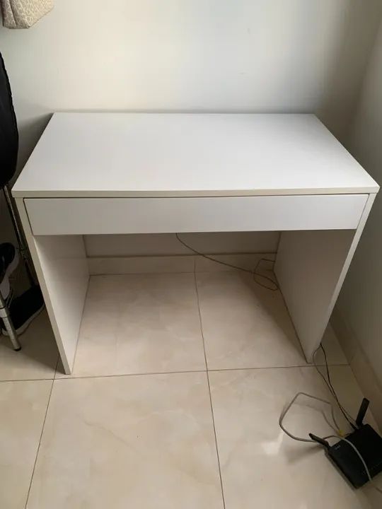 ESCRIVANINHA BRANCA com 1 gaveta. * EM EXCELENTE ESTADO* 