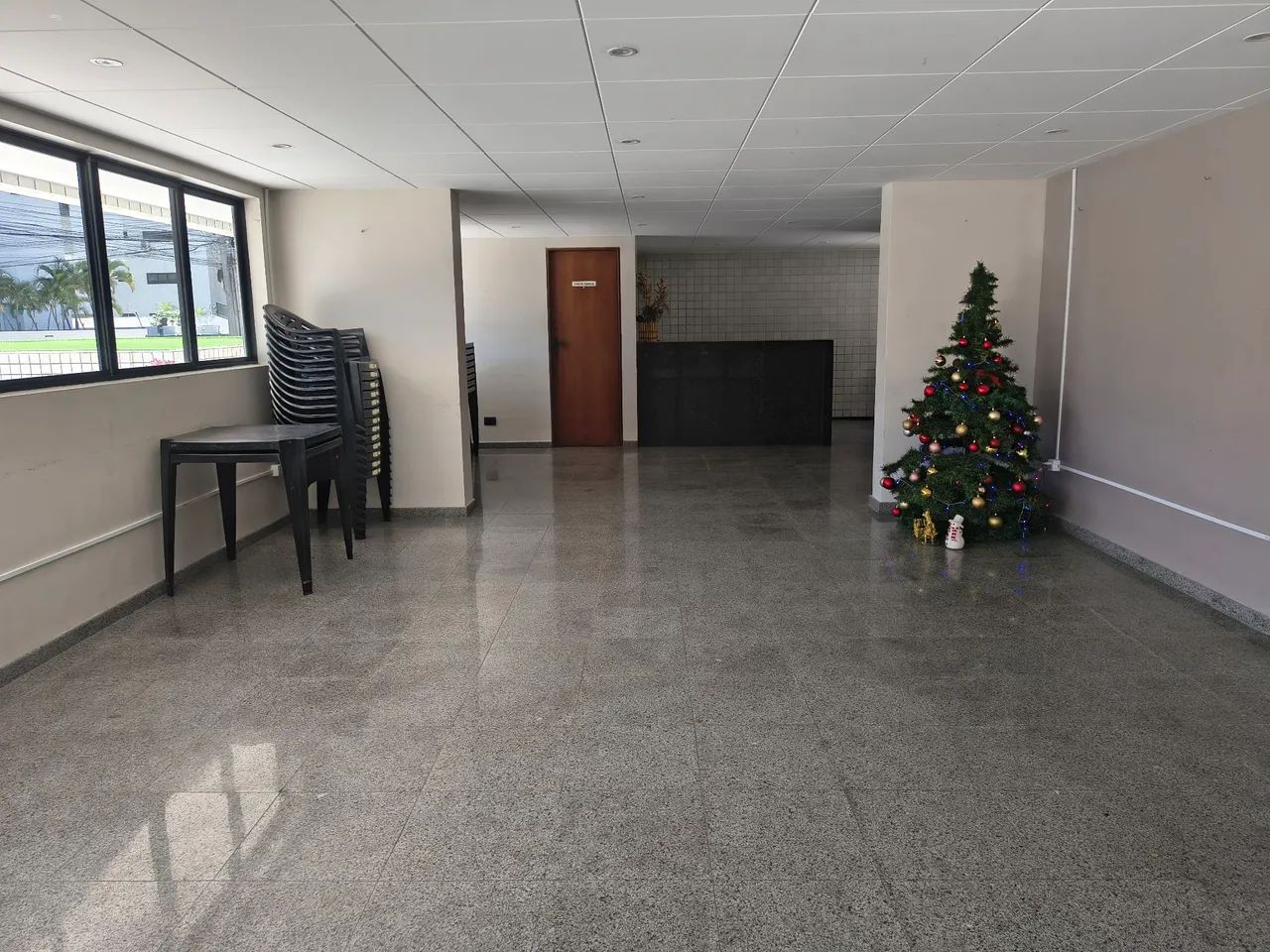 Alugo apartamento no Edifício Larissa, 3/4, com dependência e 02 vagas de garagem . - Foto 5