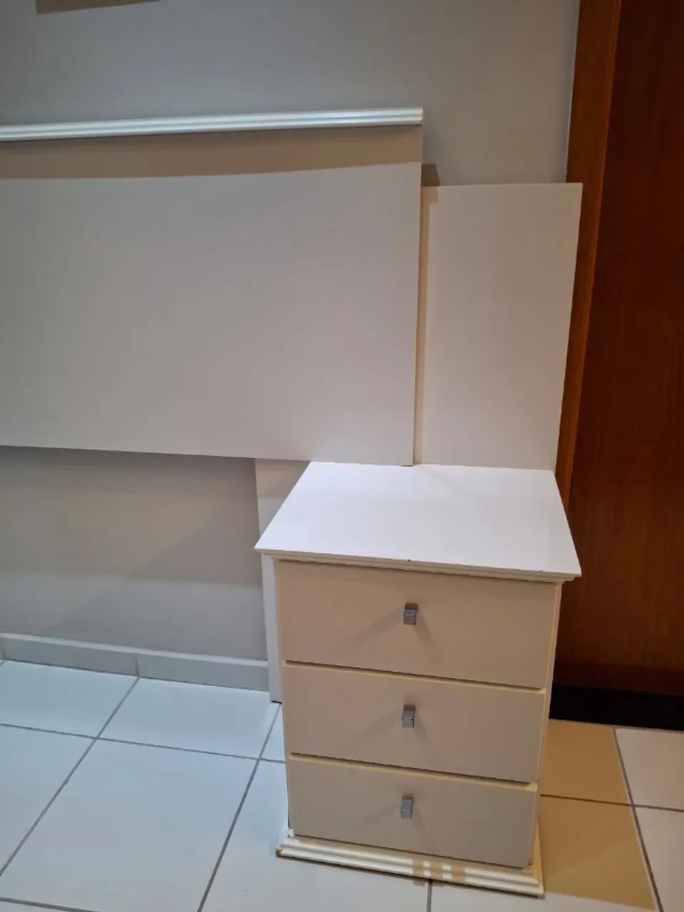 Vendo cabeceira com 2 mesinhas semi nova. - Foto 3