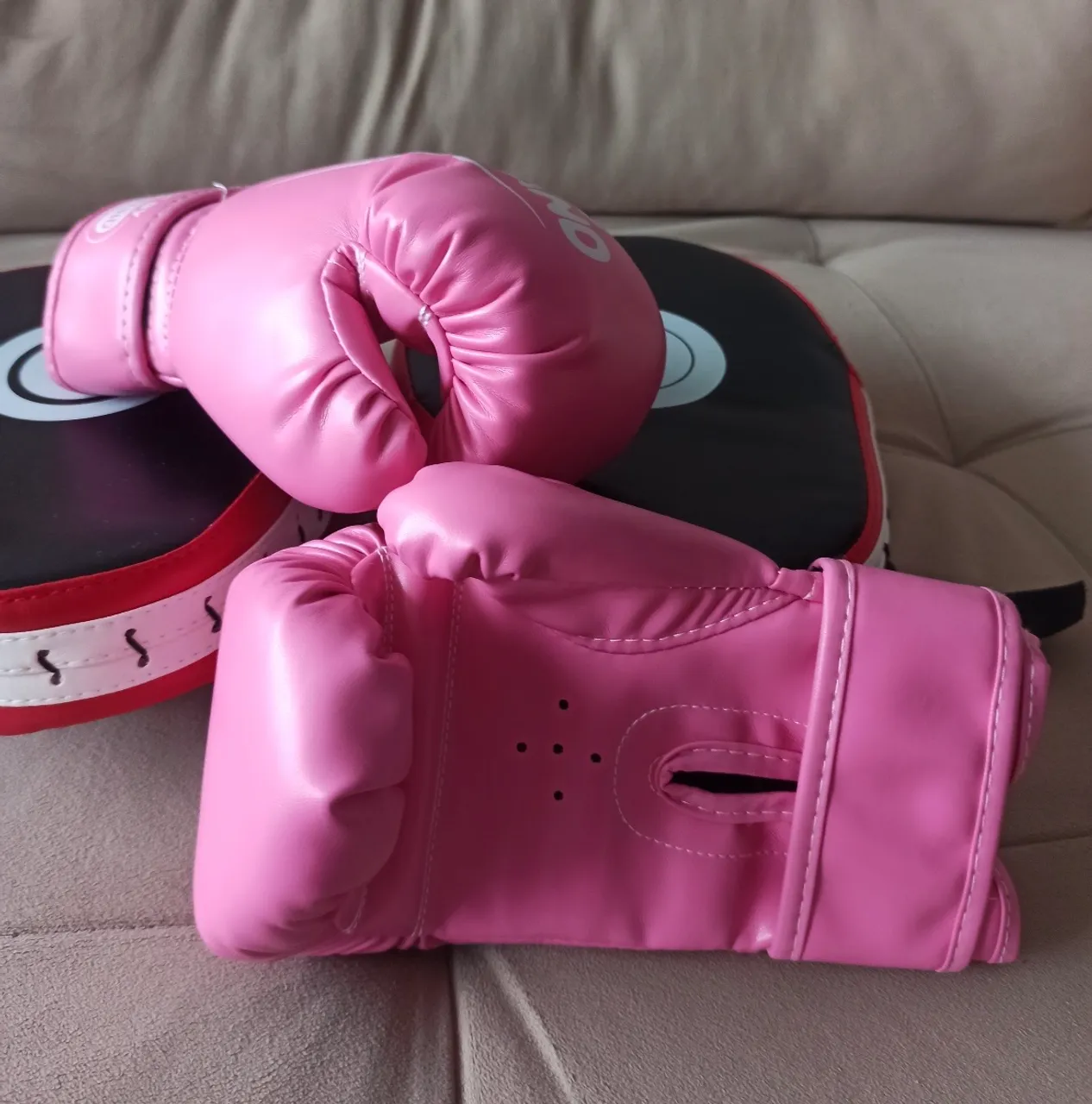 Luvas de Boxe Rosa e dois aparadores . Treino e Diversão!
