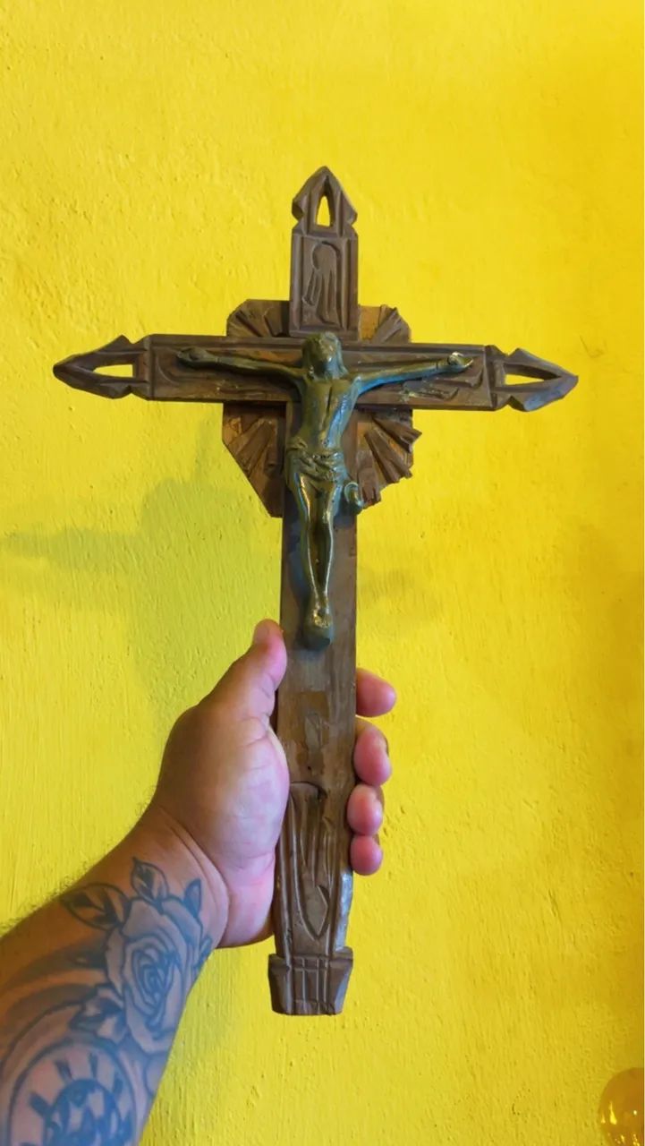 Lindo crucifixo em madeira e bronze antigo  - Foto 2