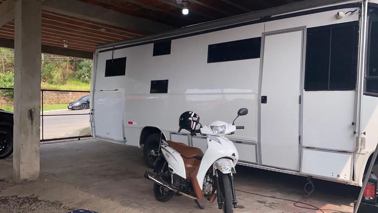 Vendo Motorhom pra 10 pessoas ótimo carro e muito econômico aceito trocar 