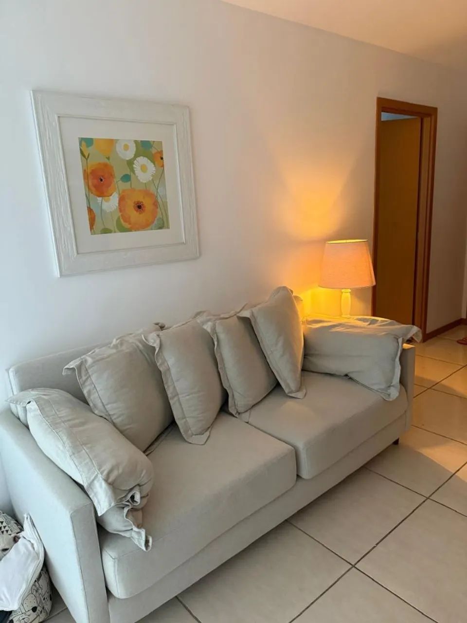 Sofá linho clássico luxo seminovo - 3/4 lugares - 10 almofadas