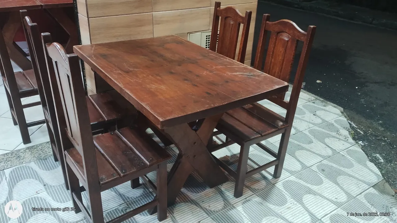 Conjunto de Mesa e Cadeiras de Madeira Maciça Rústica