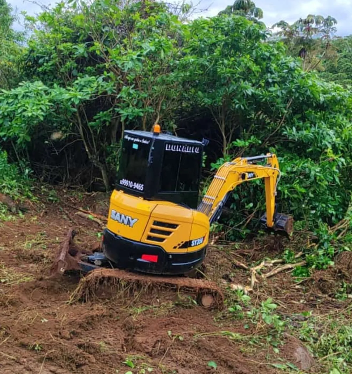 Mini Escavadeira SANY ST35 - Aluguel e Serviços