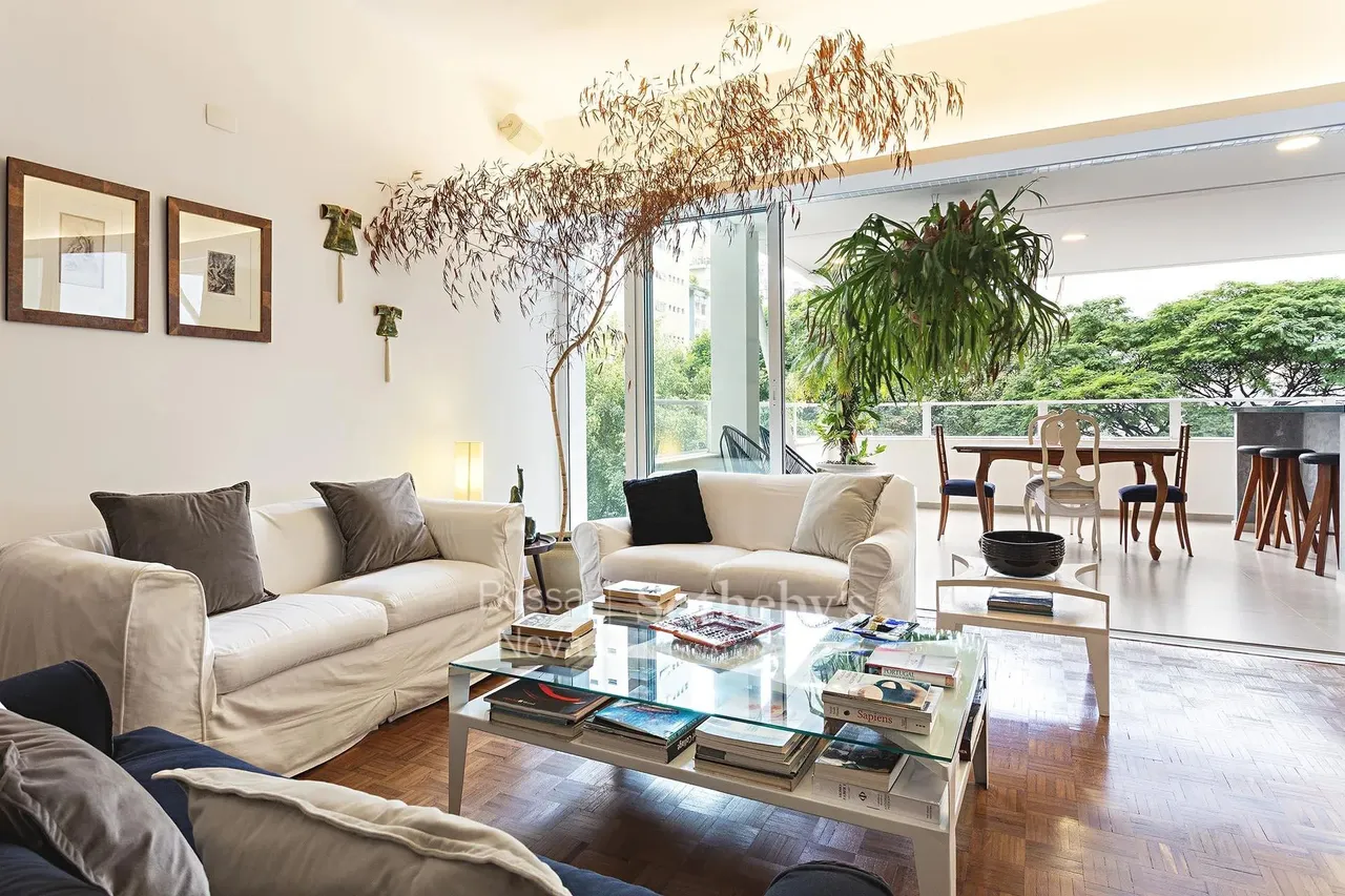 Apartamento com varanda reformada e hall privativo para locação nos Jardins