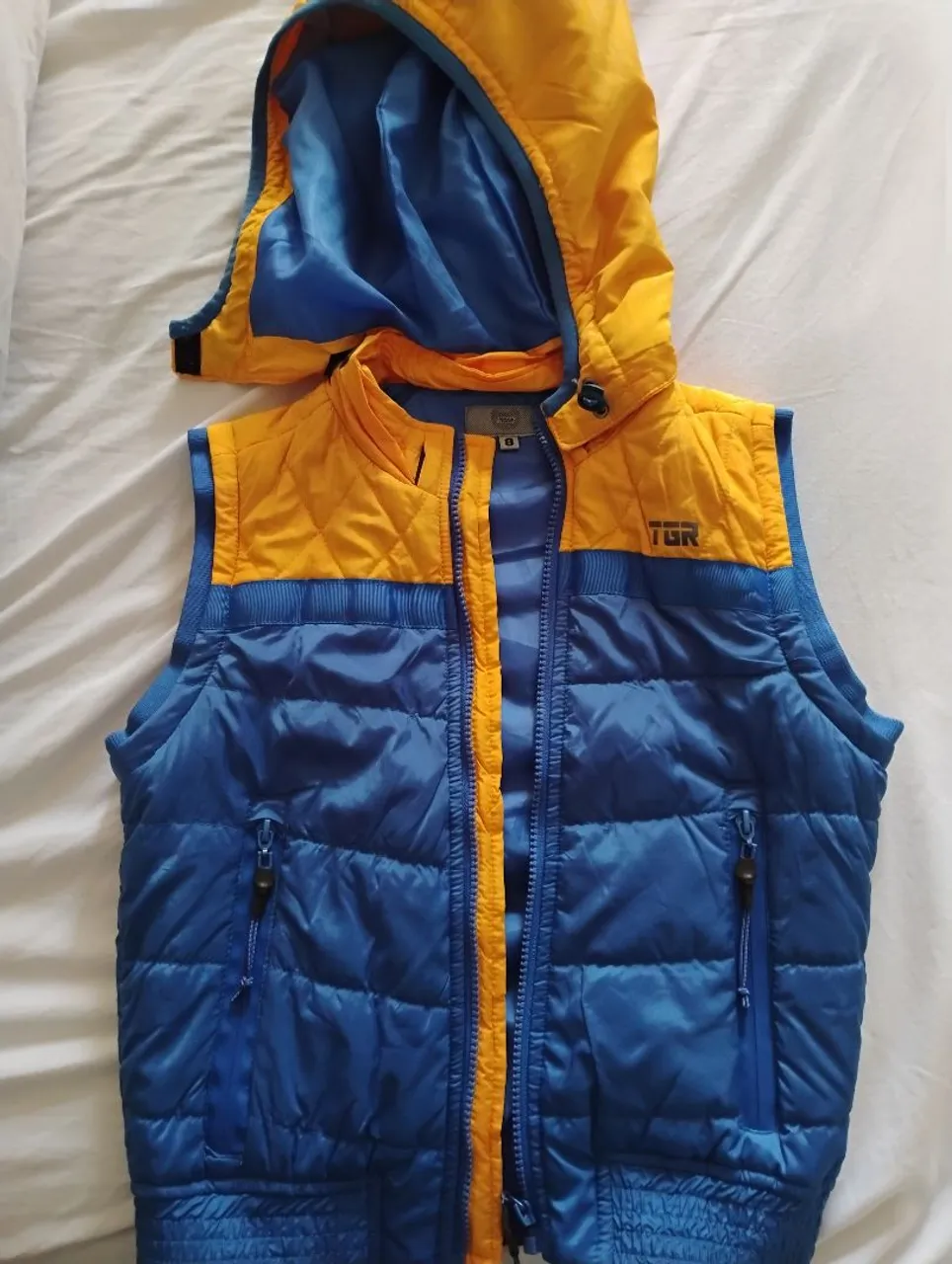 Colete Infantil Azul e Amarelo com Capuz - Ideal para o Inverno