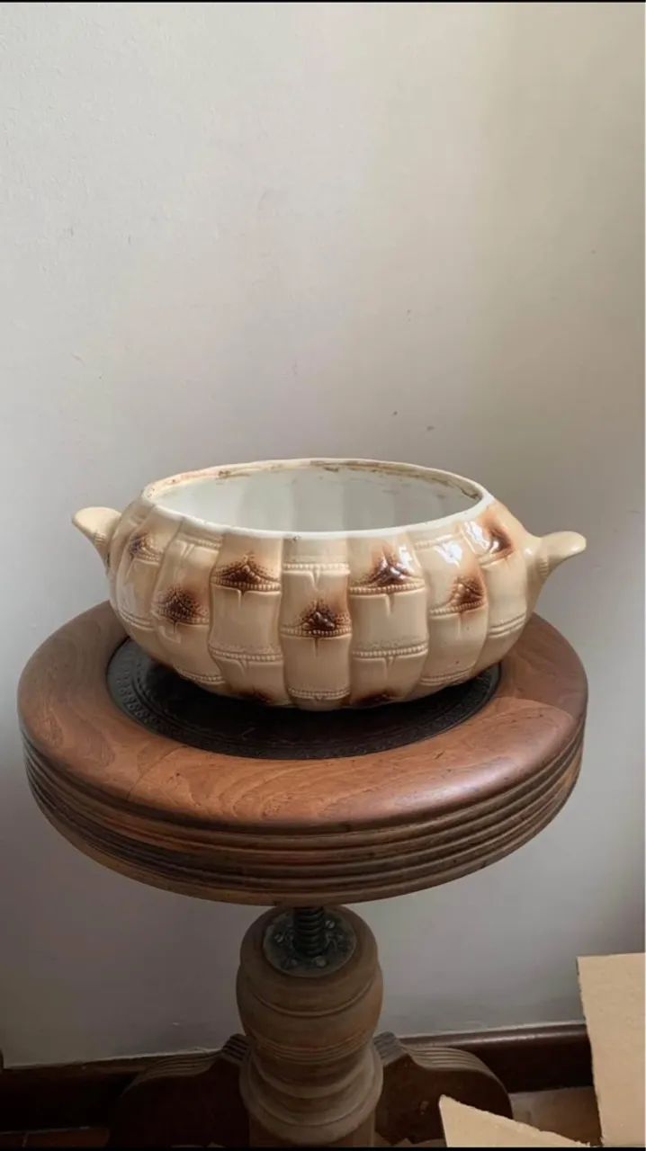 Antiga sopeira sem a tampa 