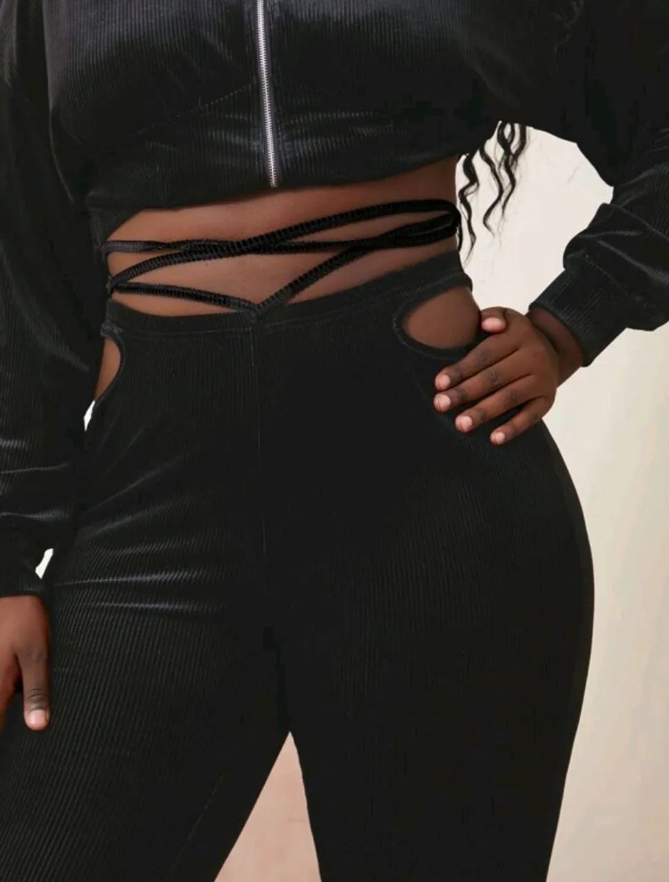  Calça Detalhada - Elegância em Preto