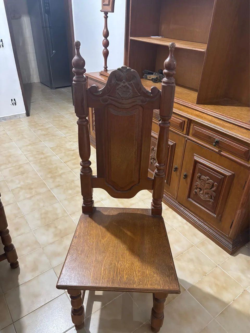 Mesa de 8 cadeiras de madeira maciça de CEREJEIRA. - Foto 3