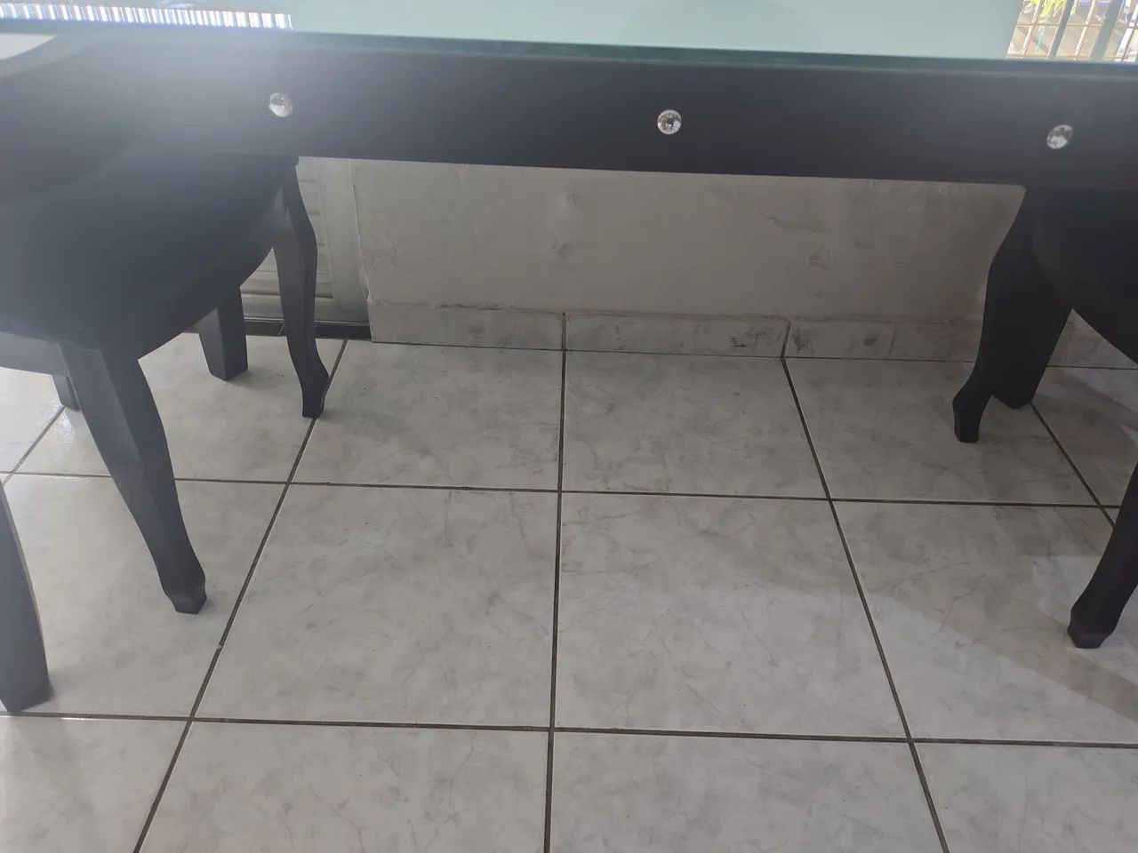 Mesa com tampo de vidro e pés de madeira com 06 cadeiras 06 lugares