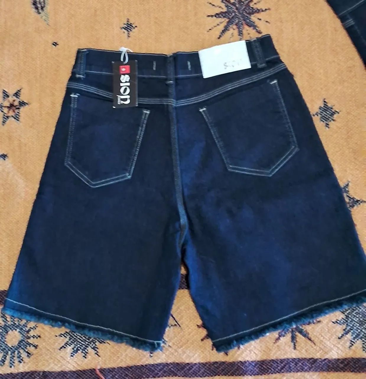 BERMUDA FEMININA NOVA COM ETIQUETA, marca SION, tam 46 com elastano linda