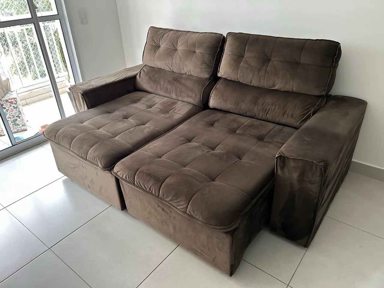 Sofa Suede Marrom Retrátil 3 Lugares  - Foto 3