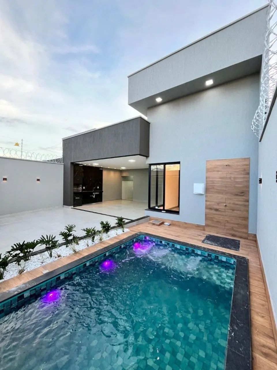 CASA 3 QUARTOS E PISCINA NO SETOR FAIÇALVILLE