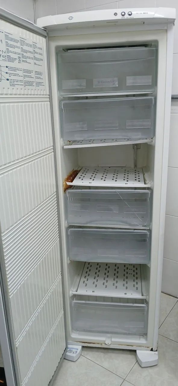Freezer Eletrolux Vertical FE26 (para conserto) - Foto 3