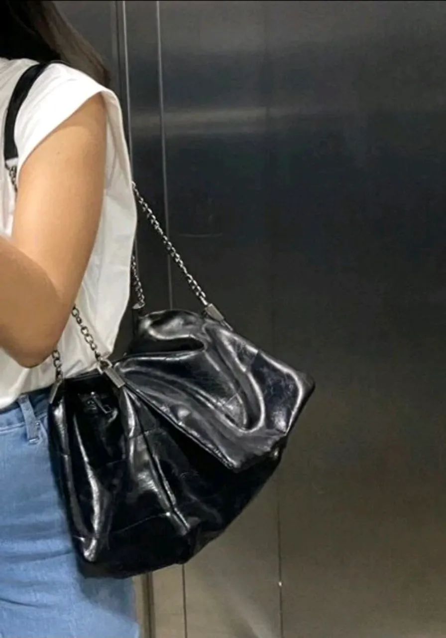 Bolsa preta de couro com correntes - Foto 3