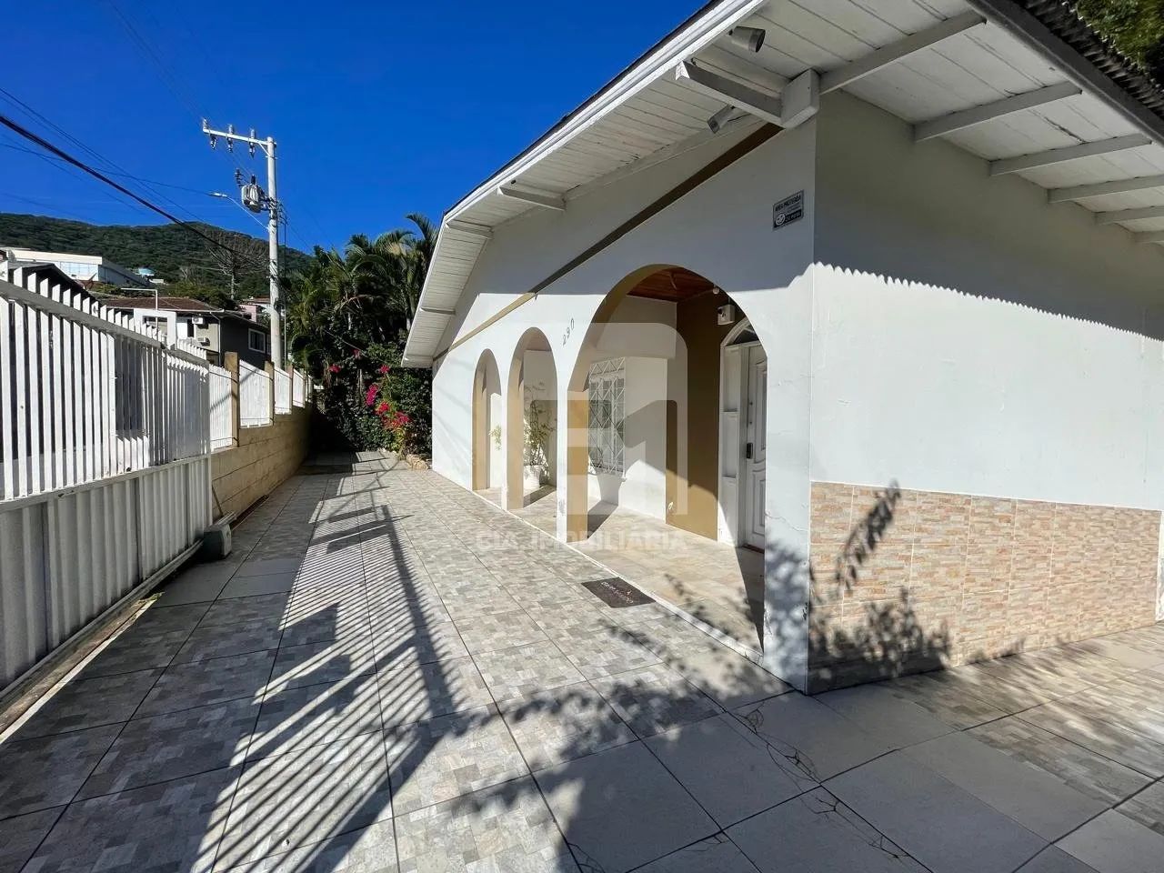 Casa de 3 quartos semi mobiliada no Itacorubi