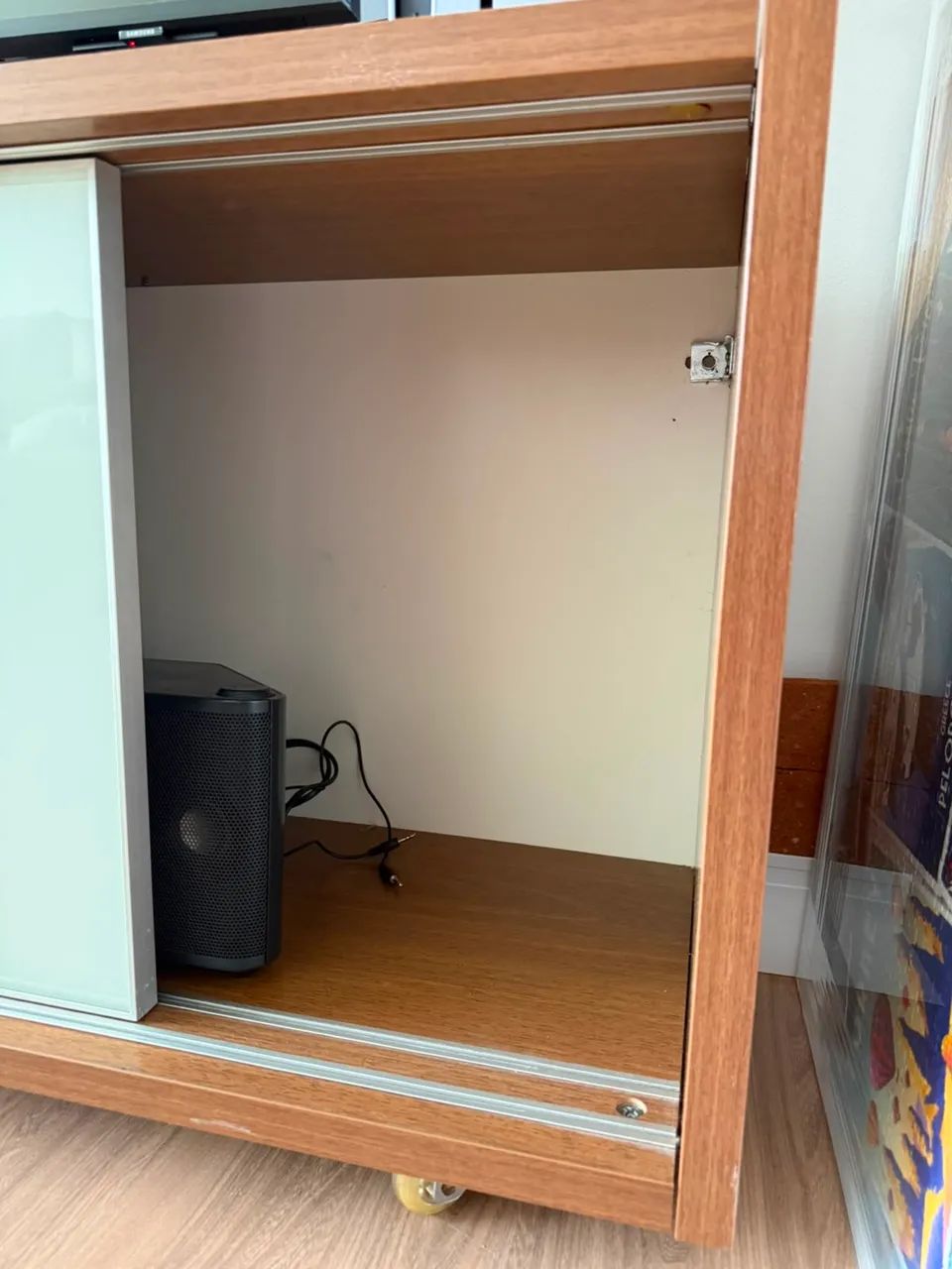 Rack de madeira com rodas e porta de vidro - Foto 4