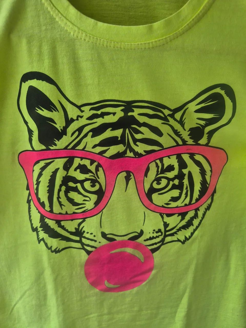T-shirt néon super estilosa com estampa super  alegre  - Foto 3