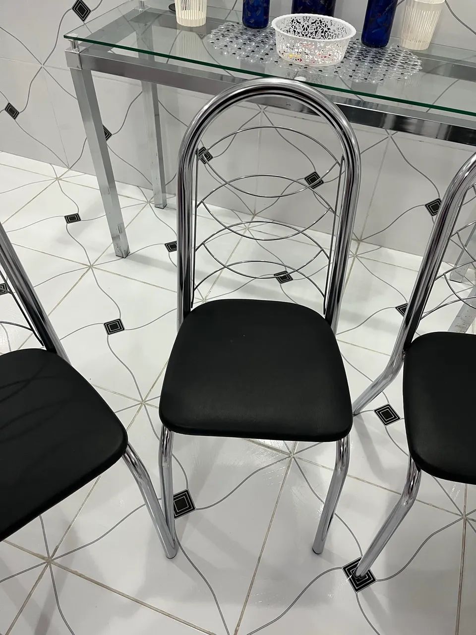 Kit 4 cadeiras cromadas com assento em courino preto - Foto 2