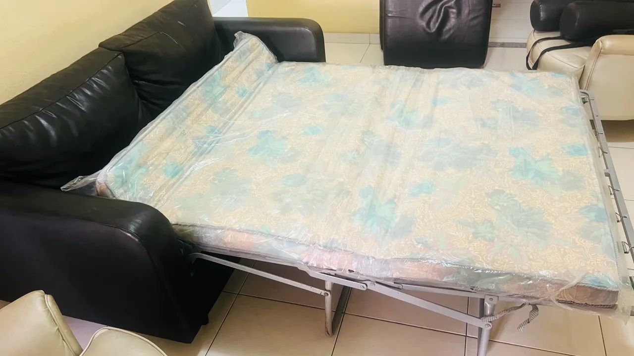 Sofá cama 2 lugares preto courino - Foto 3