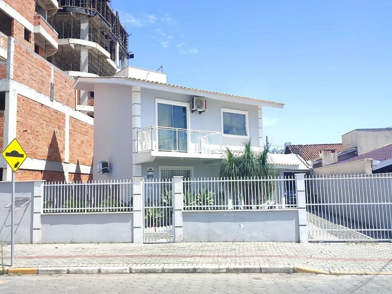 Sobrado com 4 quartos apenas 250 metros da praia - Foto 3