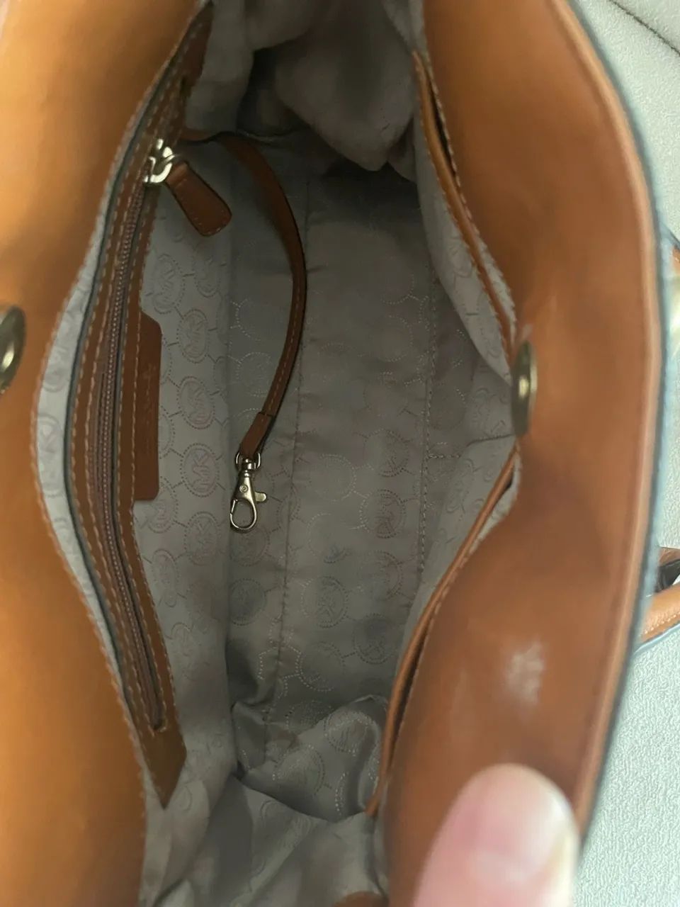 Bolsa monograma cadeado Michael Kors  - Foto 4