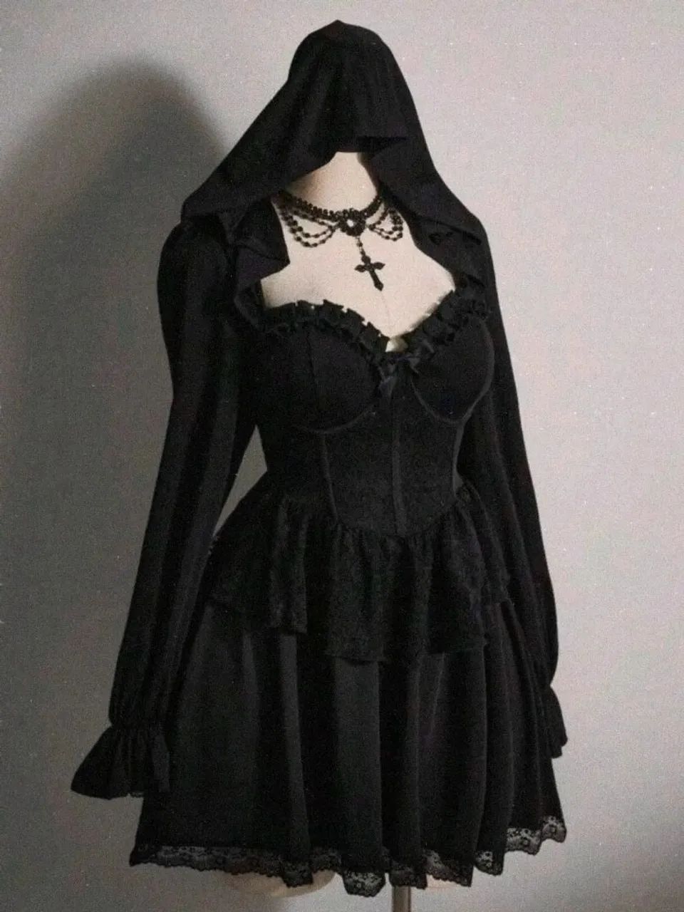 Vestido Preto com Capuz 