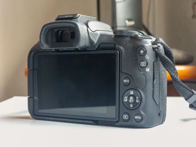 Canon R50 com lente RF-S 18-45mm F4.5-6.3 - Foto 3