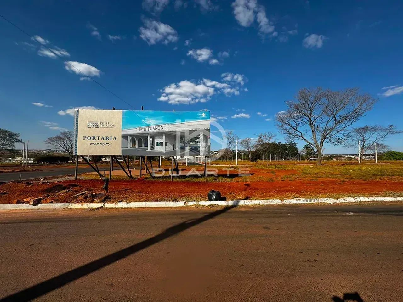 Lote parcelado em Condomínio Petit Trianon