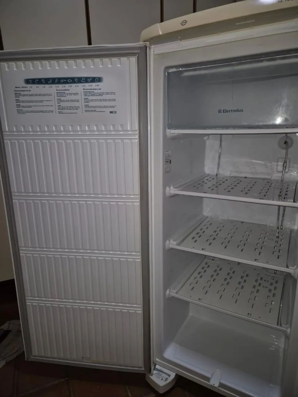 Freezer vertical Electrolux FE18 branco - Foto 3