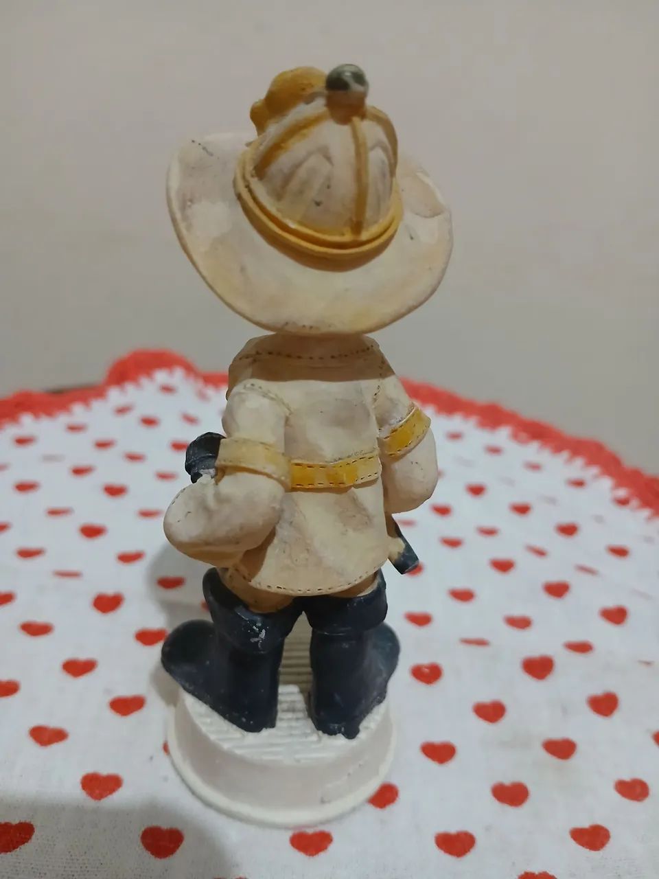 Bombeiro ( bibelô de resina) - Foto 3
