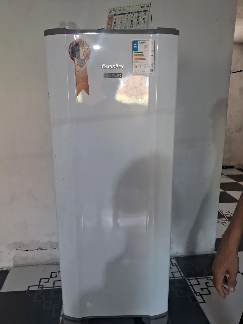 Vede se uma geladeira  600