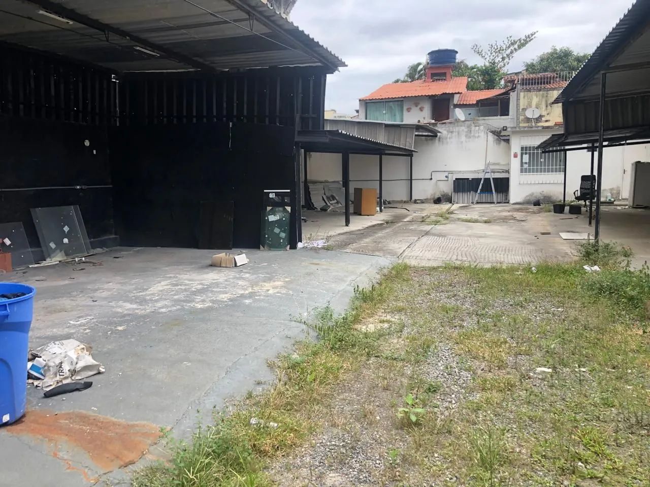 Ampla área, com escritório e banheiro.  - Foto 2