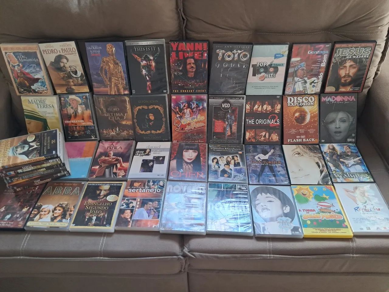 Lote 44 DVDs Músicas e Religiosos  - Foto 2
