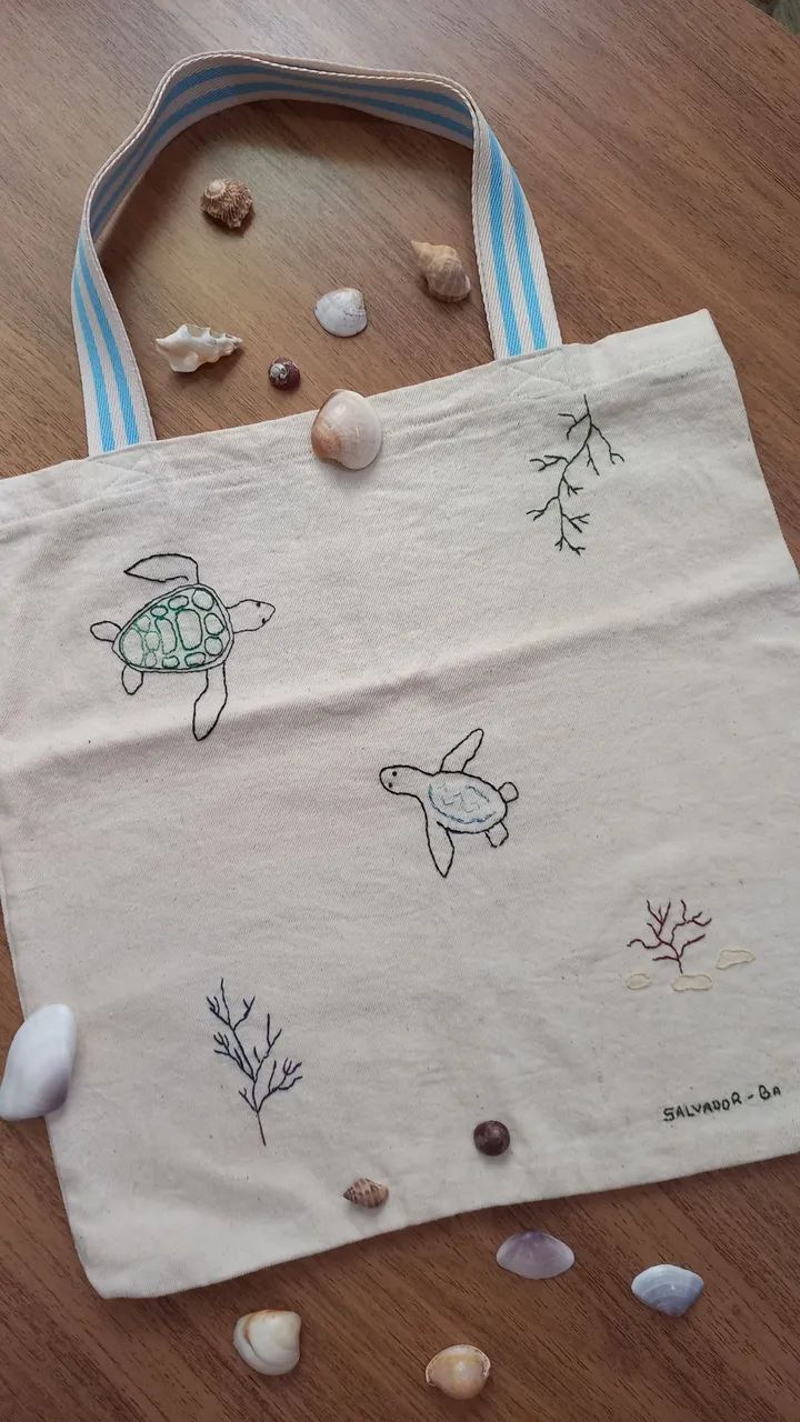 Ecobag bordada à mão.