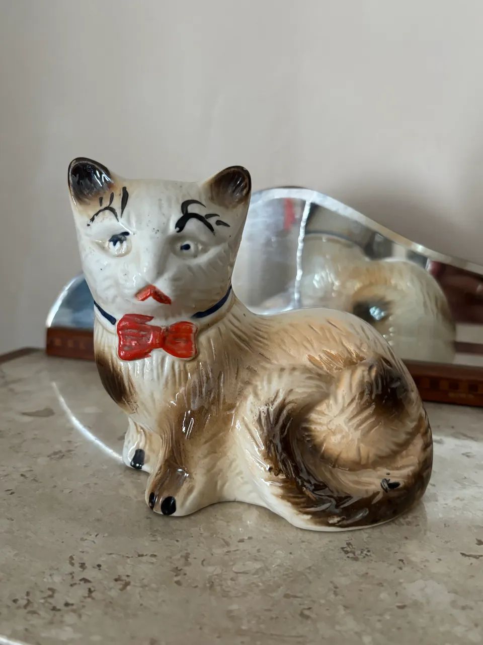Antigo bibelô de gatinho em porcelana