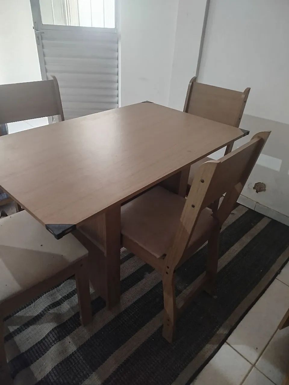 Vendo mesa com 4 cadeiras de madeira, usada - Foto 3