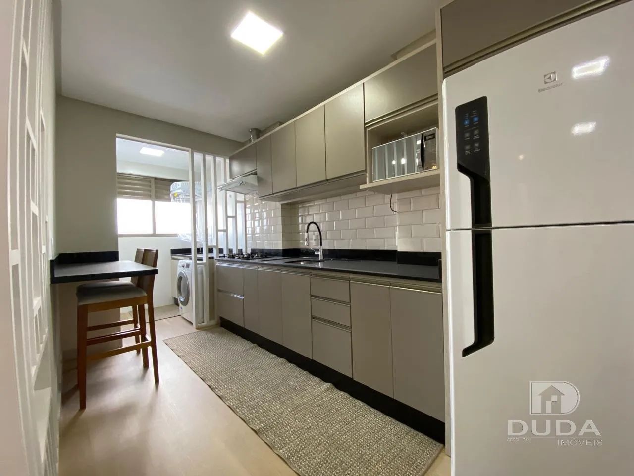 LINDO APARTAMENTO MOBILIADO COM 02 GARAGEM. - Foto 3
