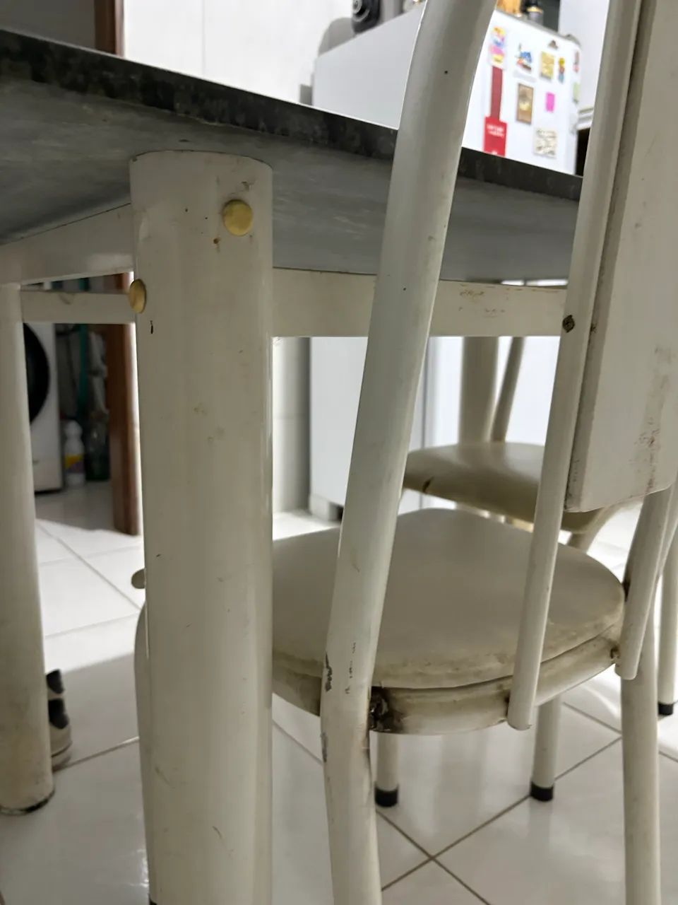 Mesa com 2 cadeiras, tampo em granito - Foto 4