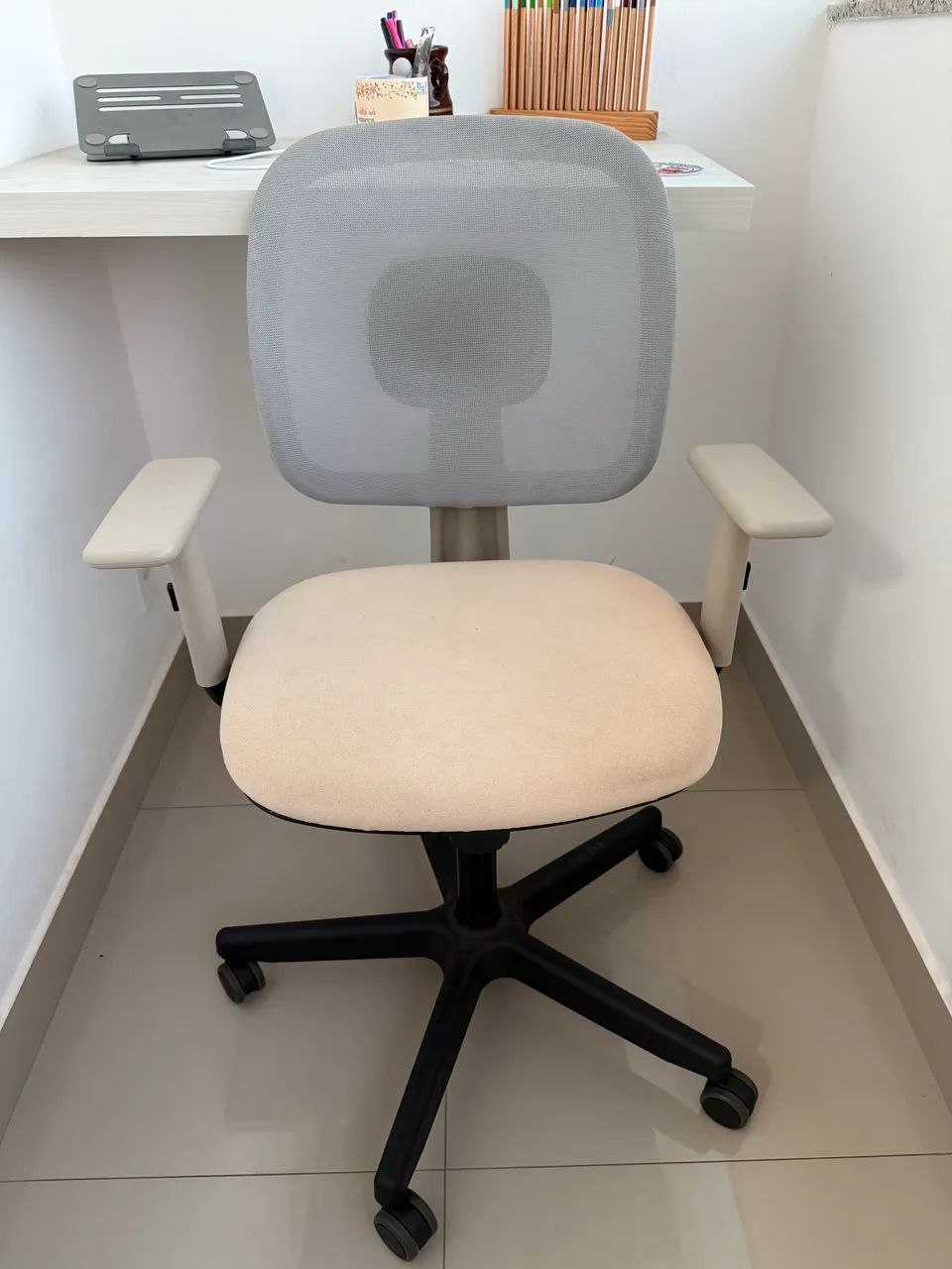 Cadeira de Escritório Flexform Dot Bege Giratória com Braços Regulável 