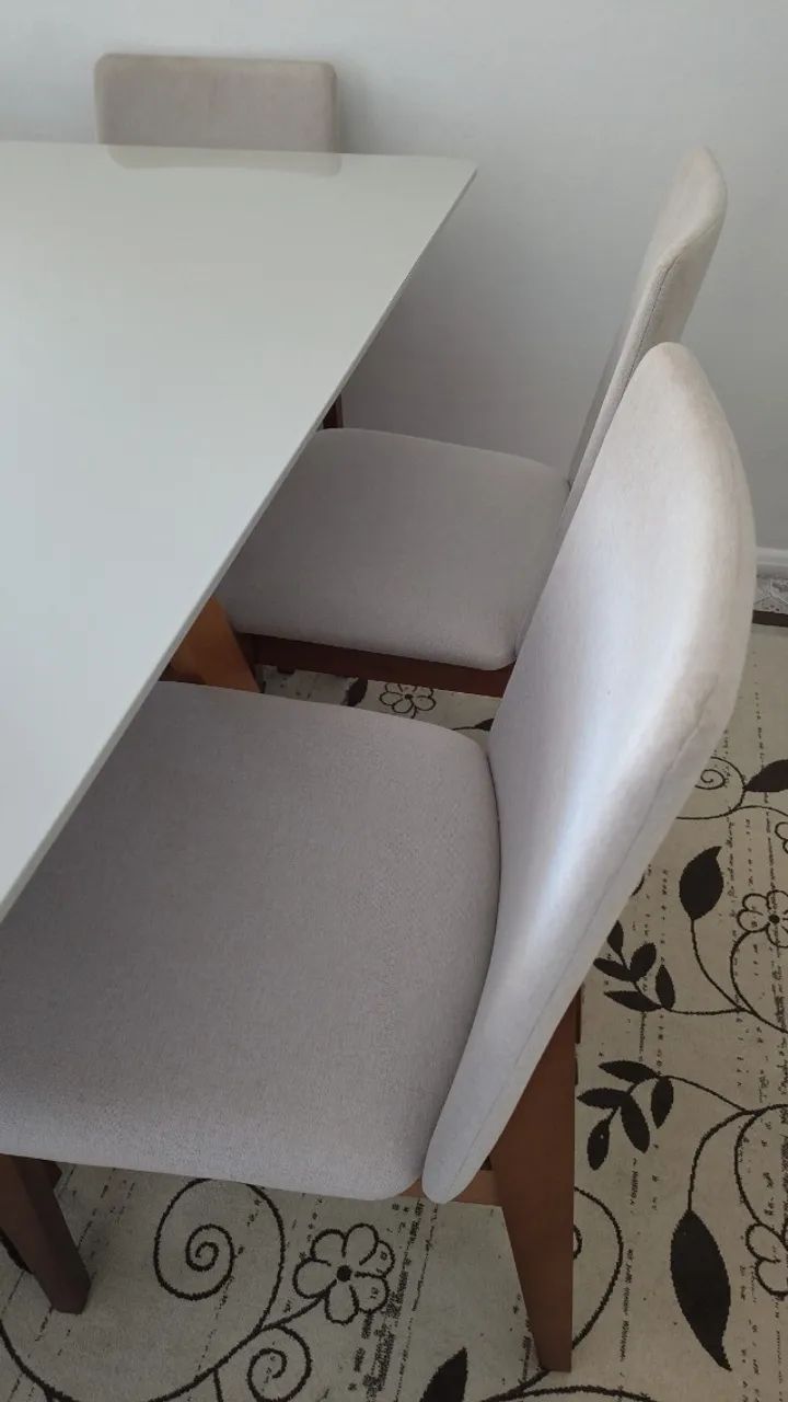 Mesa com 6 cadeiras 